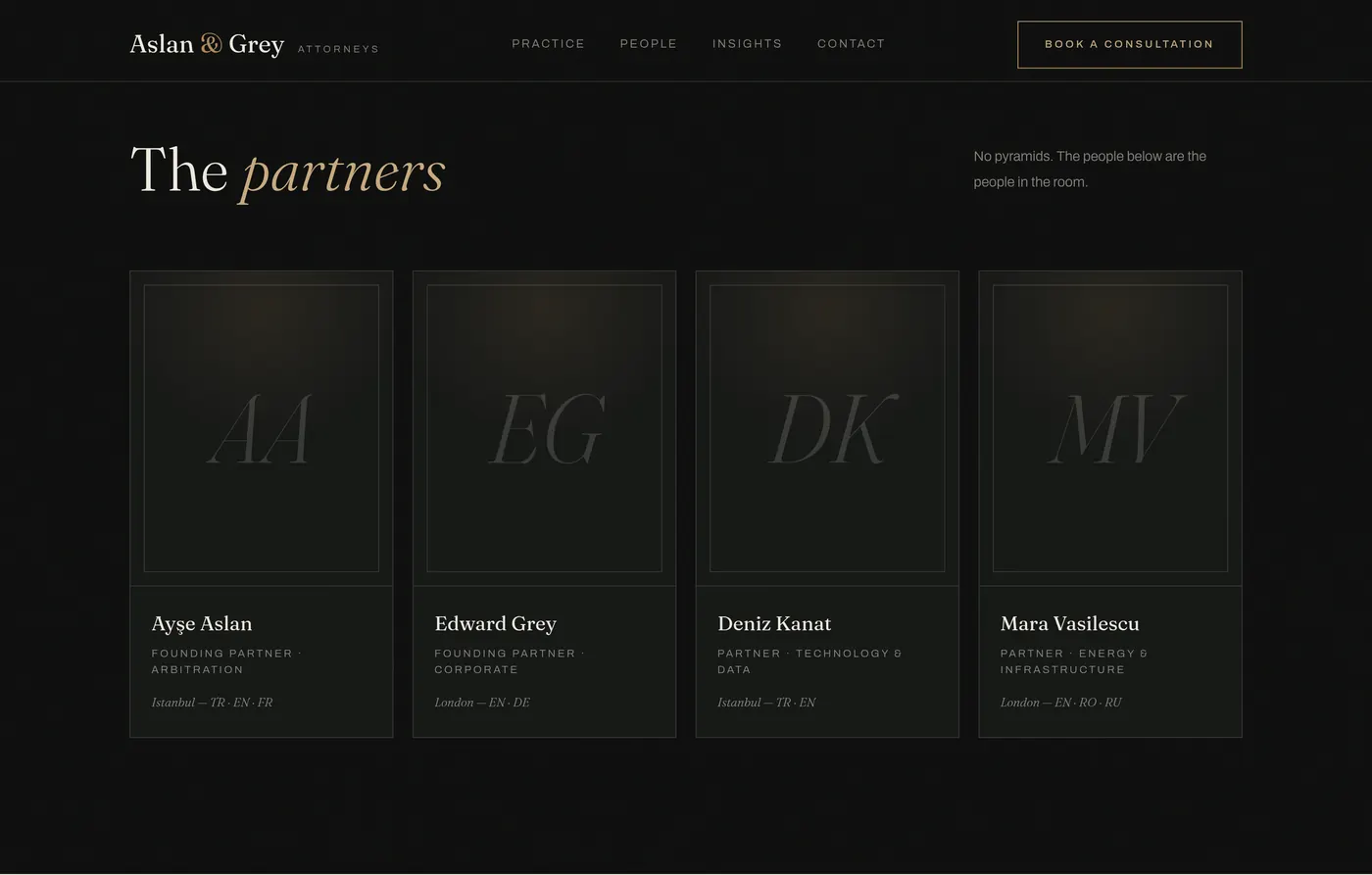 Partnerler — monogram kartlar ve 3D tilt